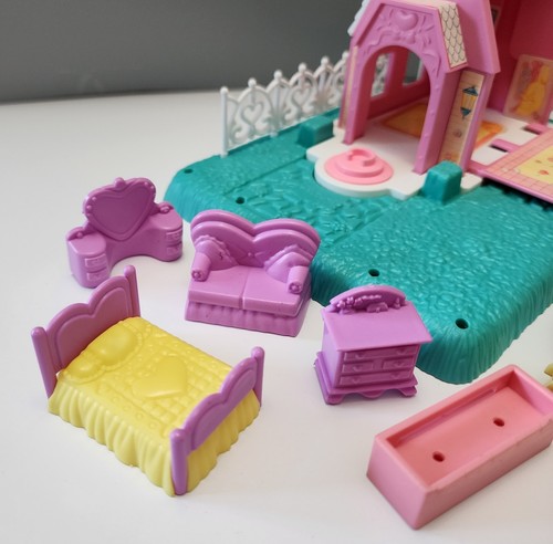 My Little Pony Petite Ponies Happy Hearts Cottage Whinny Wink Inn con accesorios - Imagen 16 de 24