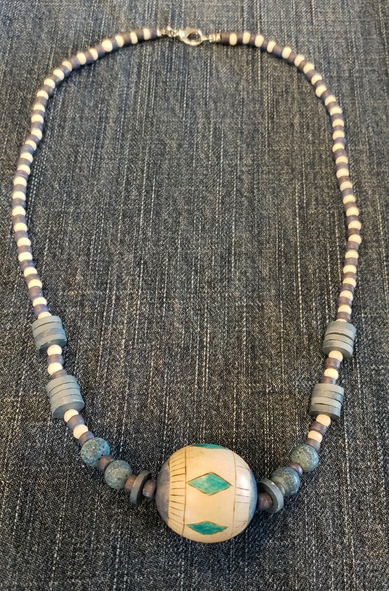 VINTAGE ETCHED WOOD/STONE, BLUE/OFF WHITE 21" NECKLACE Gem