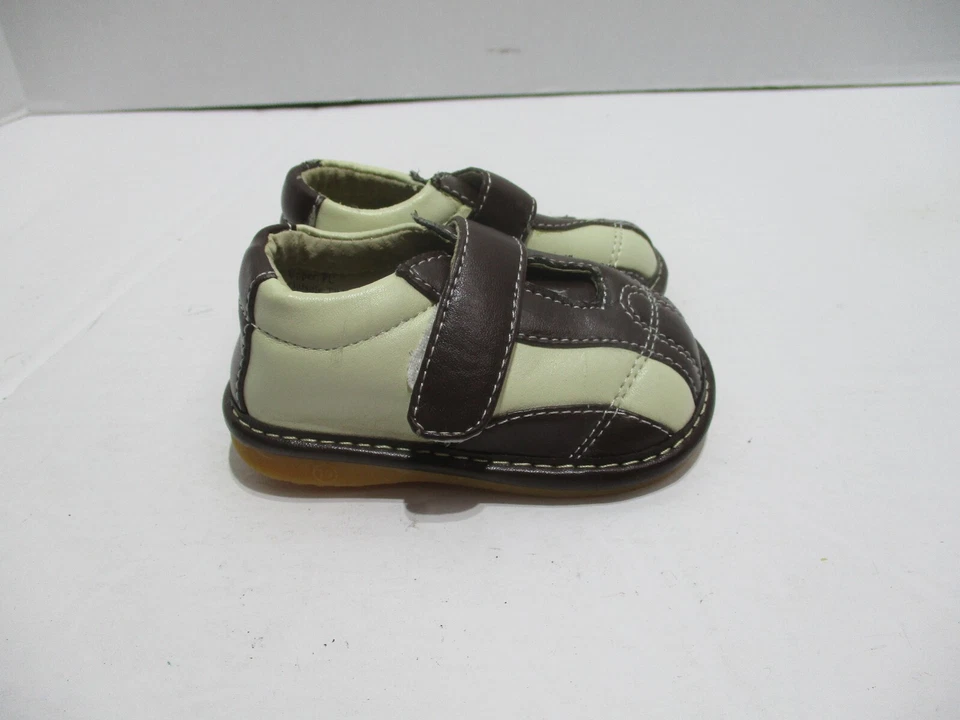 Sapatos de bebê Izzy Bug Creations 3 marrom vestido gancho laço dedo do pé baixo bege - Imagem 4 de 4