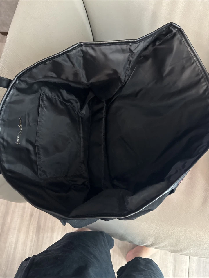 Bolso de mano rosa brillante para mujer Victoria Secret. El interior tiene pequeños bolsillos. Foto 3 de 3