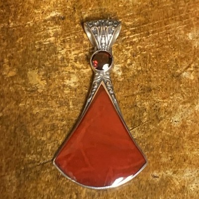 Pyrop Granat, rote Emaille und Sterlingsilber Anhänger