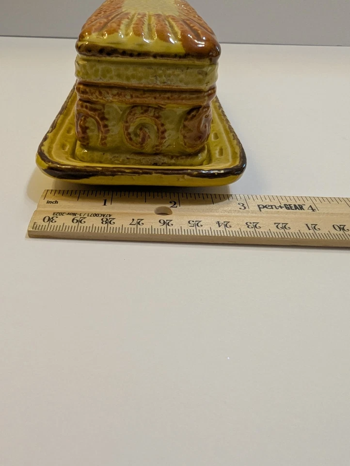 Plato de mantequilla de cerámica esmaltado amarillo y miel Sunburst texturizado de colección Foto 2 de 4