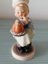M.I. Hummel Der kleine Konditor, 128, ca. 12 cm, Torte, Junge, Porzellanfigur