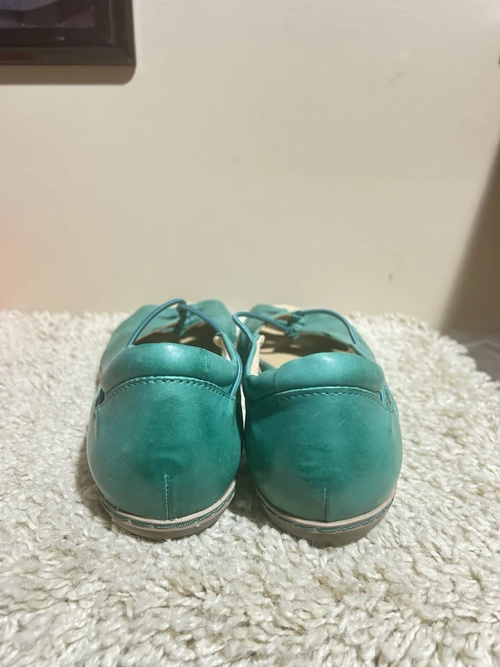 Sandalias de pescador planas elásticas de cuero verde azulado Aloha Earth talla 8B para mujer Foto 4 de 4