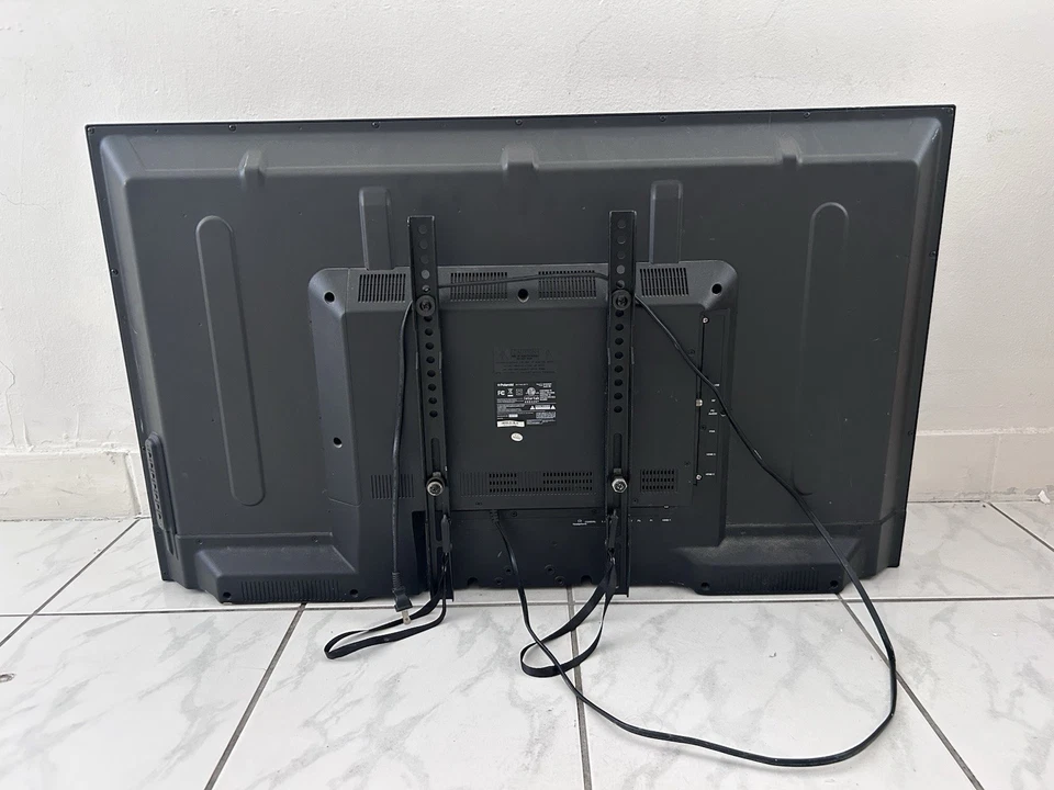 Polaroid 42 Inch Flat Screen TV Remote Not Included - Image 2 of 2