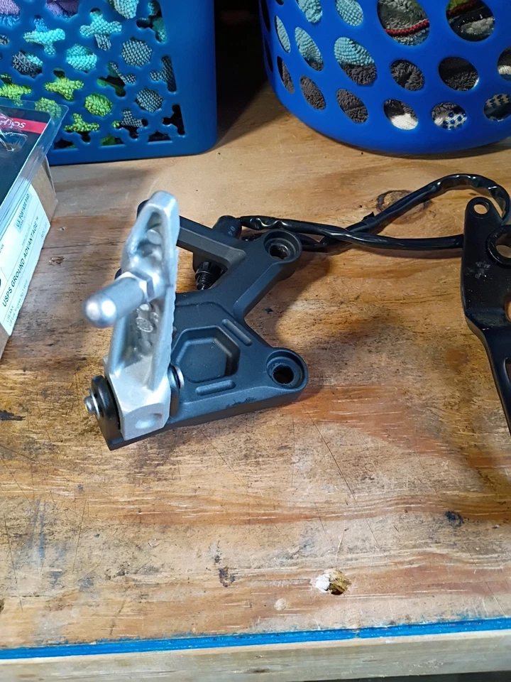 Reposapiés derecho Zx4rr 2023 2024 2025 2026 Kawasaki Foto 4 de 4