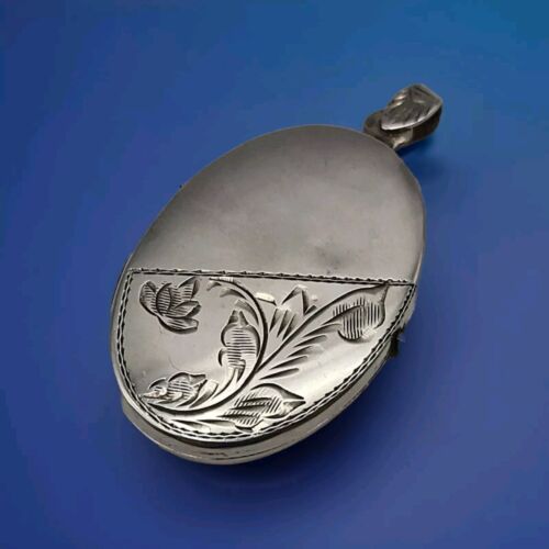 Vintage Sterling Silver Oval Locket with Scroll Engraving - Picture 3 of 17