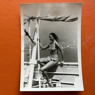 Gorgeous woman on boat pin-up cheesecake pose VINTAGE PHOTO ORIGINAL SNAPSHOT
