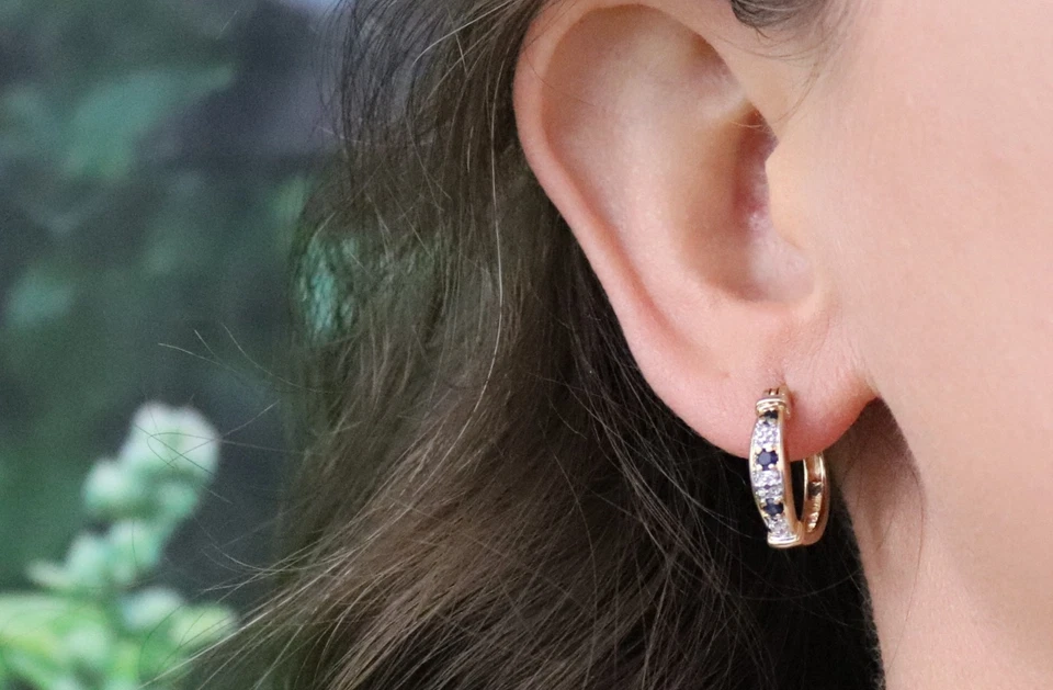 Pendientes de aro de zafiro azul natural de oro de 18k sobre plata de ley de 5/8" Foto 2 de 4