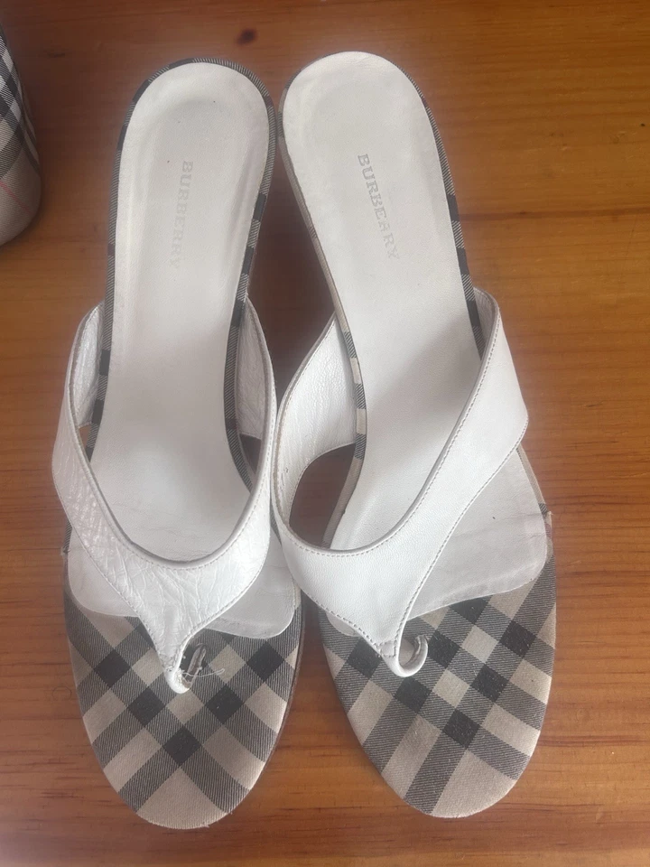 Tacones Burberry punta abierta tacón de gatito 7,5 Foto 3 de 4