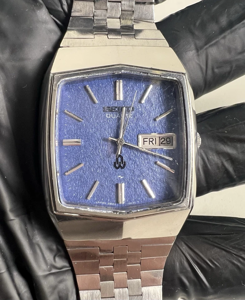 Reloj Seiko Tipo II 0843-5030 Cuarzo Azul Esfera Texturizada Día Fecha Vintage Japón Foto 2 de 4