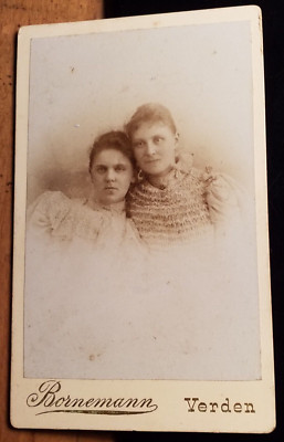 2 young women holding heads together / CDV Bornemann Verden
