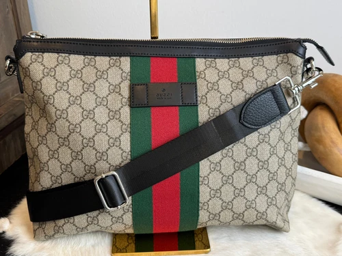 Sac messager Web Gucci GG Supreme monogramme noir