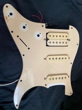 Stratocaster Pickguard mit Tonabnehmern und Hardware