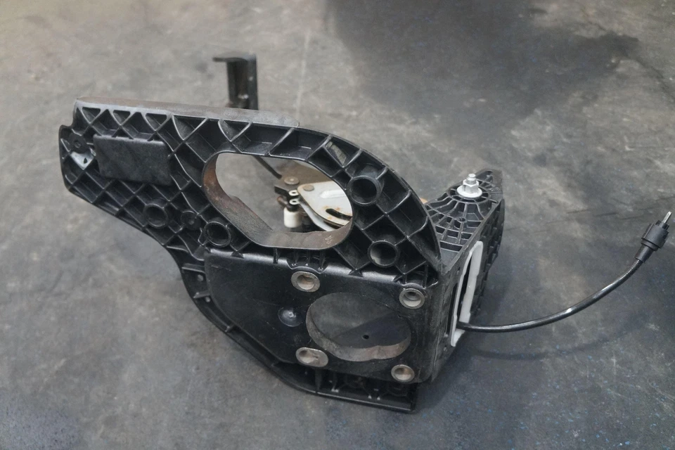 Conjunto de montaje de soporte de pedal de freno OEM GMC Yukon Denali 2016 Foto 3 de 4