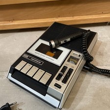 UNIVERSUM (QUELLE ) TRAGBARER  MONO KASSETTENREKORDER Typ: CT-2152  Defekt. R21a