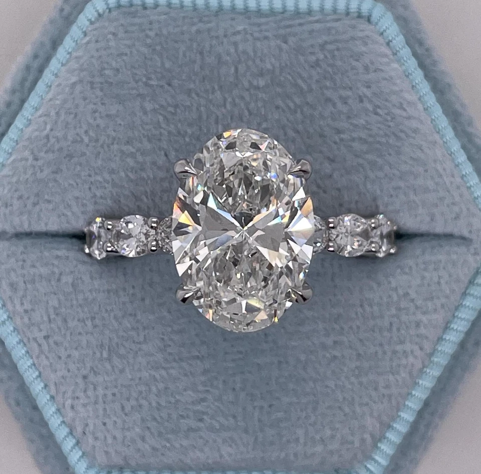 Alianza de oro blanco de 14 k con halo oculto de diamantes cultivados en laboratorio VS1 de corte ovalado de 4,50 quilates Foto 2 de 4