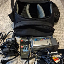Canon ZR20 MiniDV Camcorder 22x Zoom 2.5" LCD CA-560 Remote Cables Bag