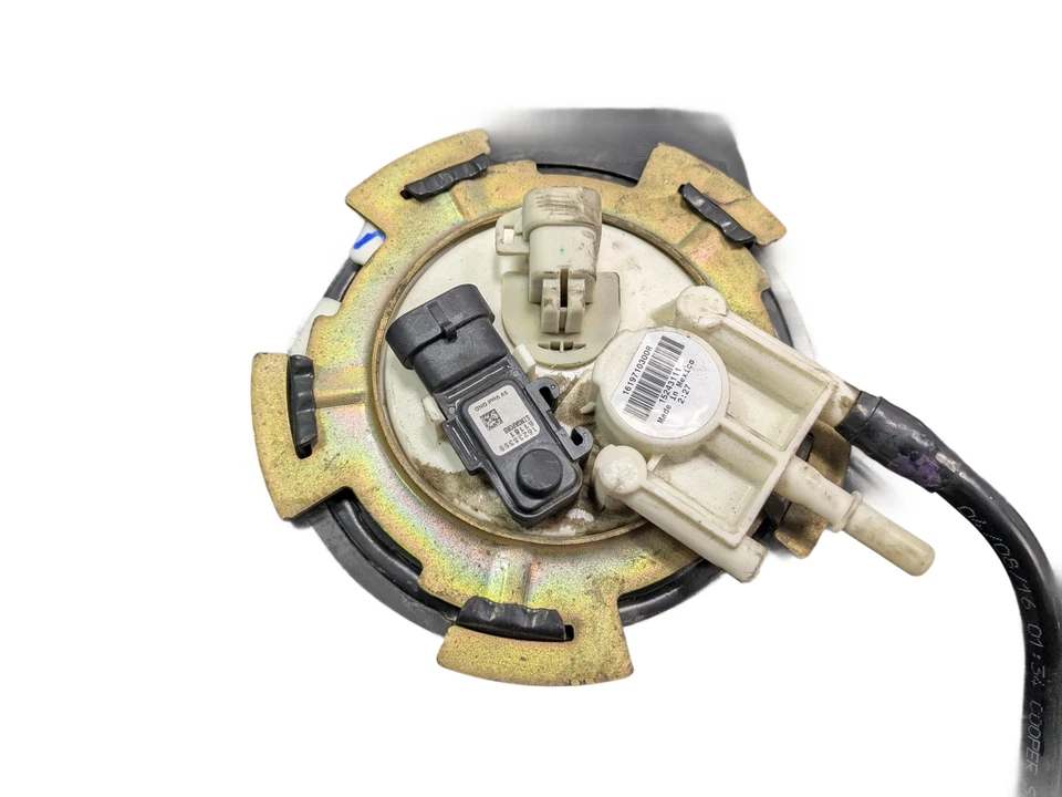 Chevrolet Malibu 1997-2003 OEM conjunto de contenedor de tanque de combustible de gasolina Foto 3 de 4