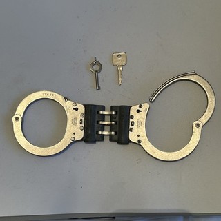 Handcuffs Hiatt HSS9 first model