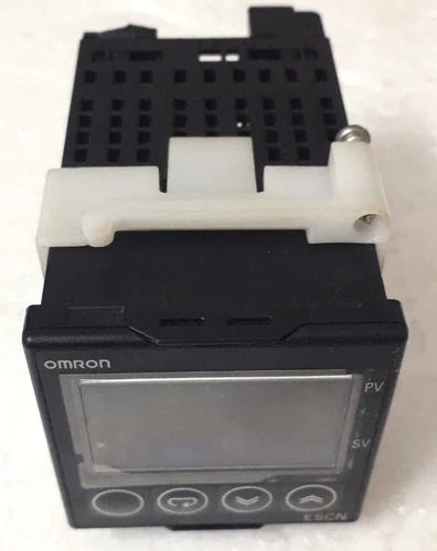 OMRON E5CN-R2T Temperature Controller  100-240vac  New