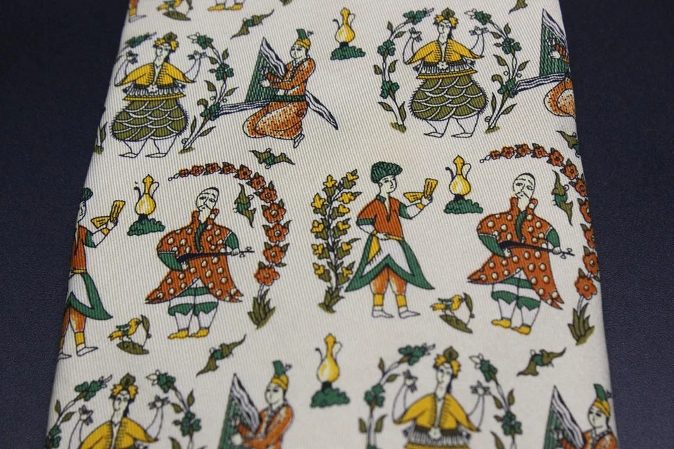 Corbata de seda SALVATORE FERRAGAMO. Marrón claro con diseño medieval verde amarillo. Foto 3 de 4