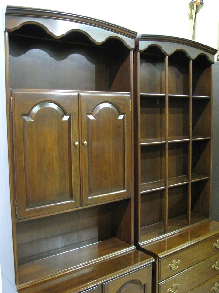 Par de unidades de pared superior capó de dos piezas Ethan Allen cerezo macizo vintage Foto 2 de 4