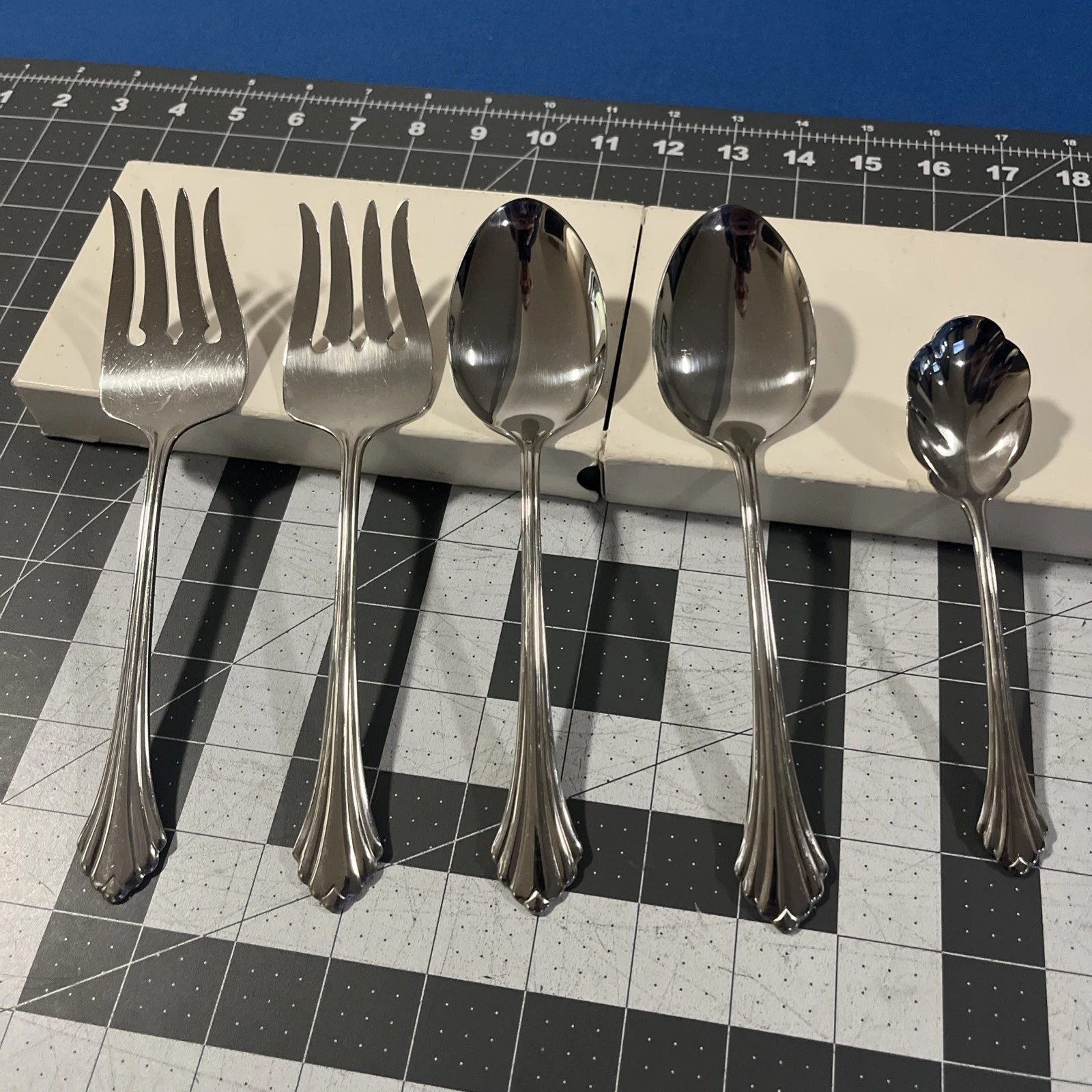 Oneida Bancroft (5) Serving Utensils Stainless Flatware USA - Set Of (5)
Opens in a new window or ta