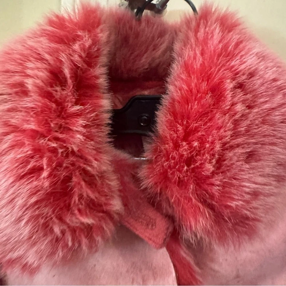 Abrigo Widgeon Imitación Piel Rosa y Rojo Volantes Material Felpa y Cuello Esponjoso (3) Foto 4 de 4
