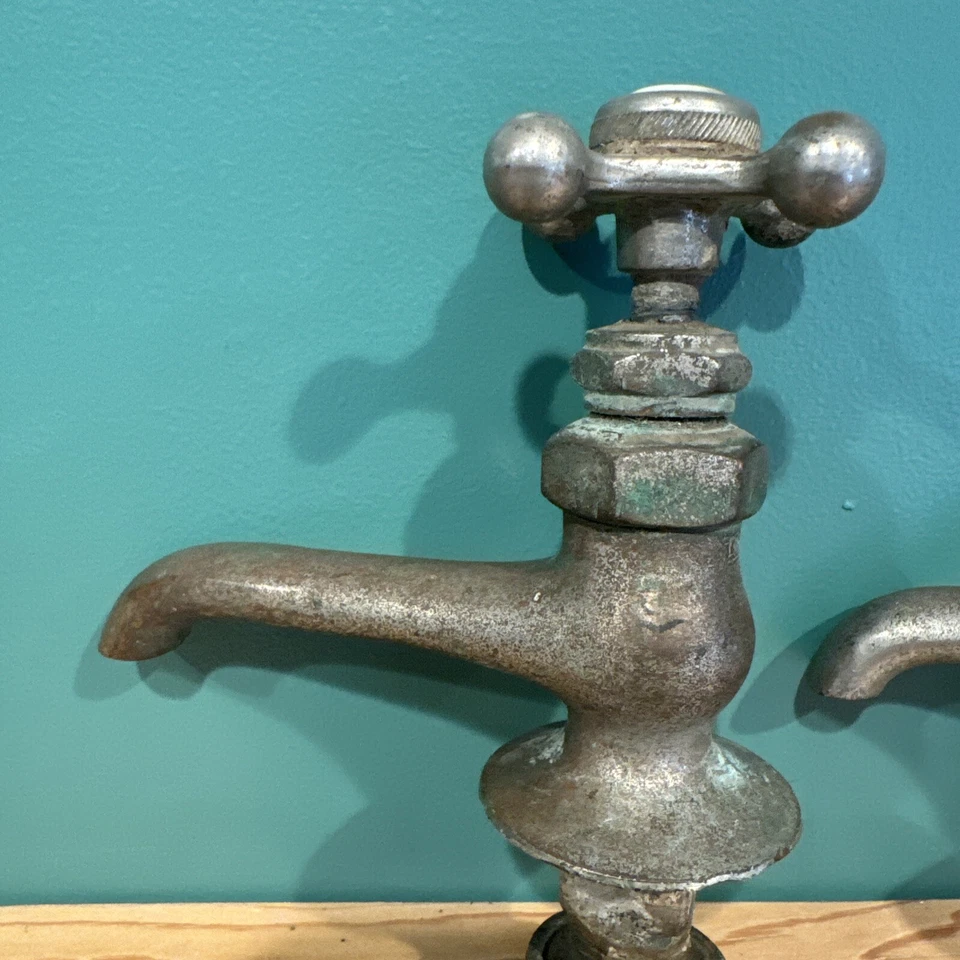 Par de grifos de fregadero frío caliente separados de latón niquelado porcelana antiguos de colección Foto 2 de 4