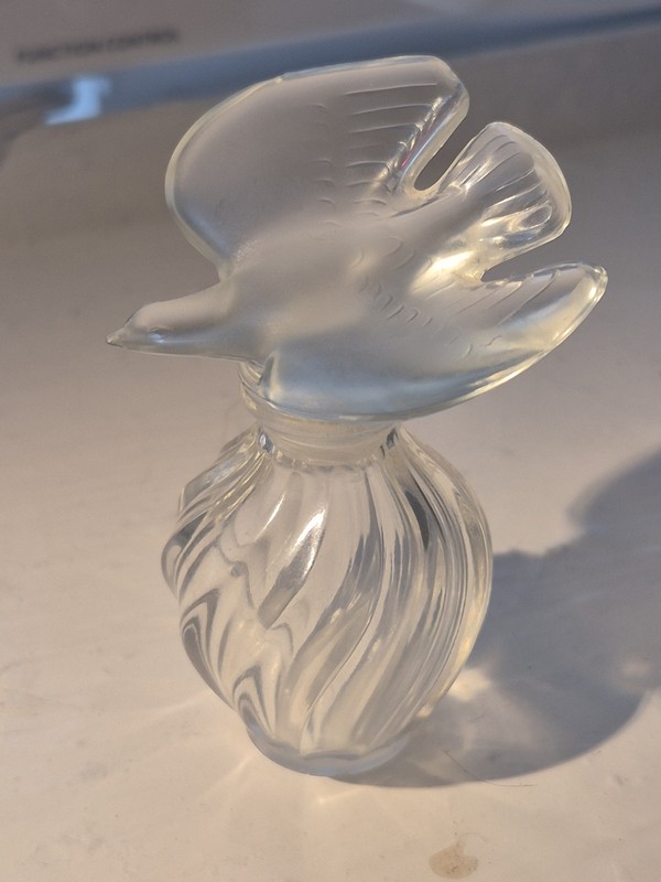 LALIQUE CRYSTAL FROSTEDGLASS DOVE STOPPER PERFUME BOTTLE NINA RICCI FRANCE. 3.5"