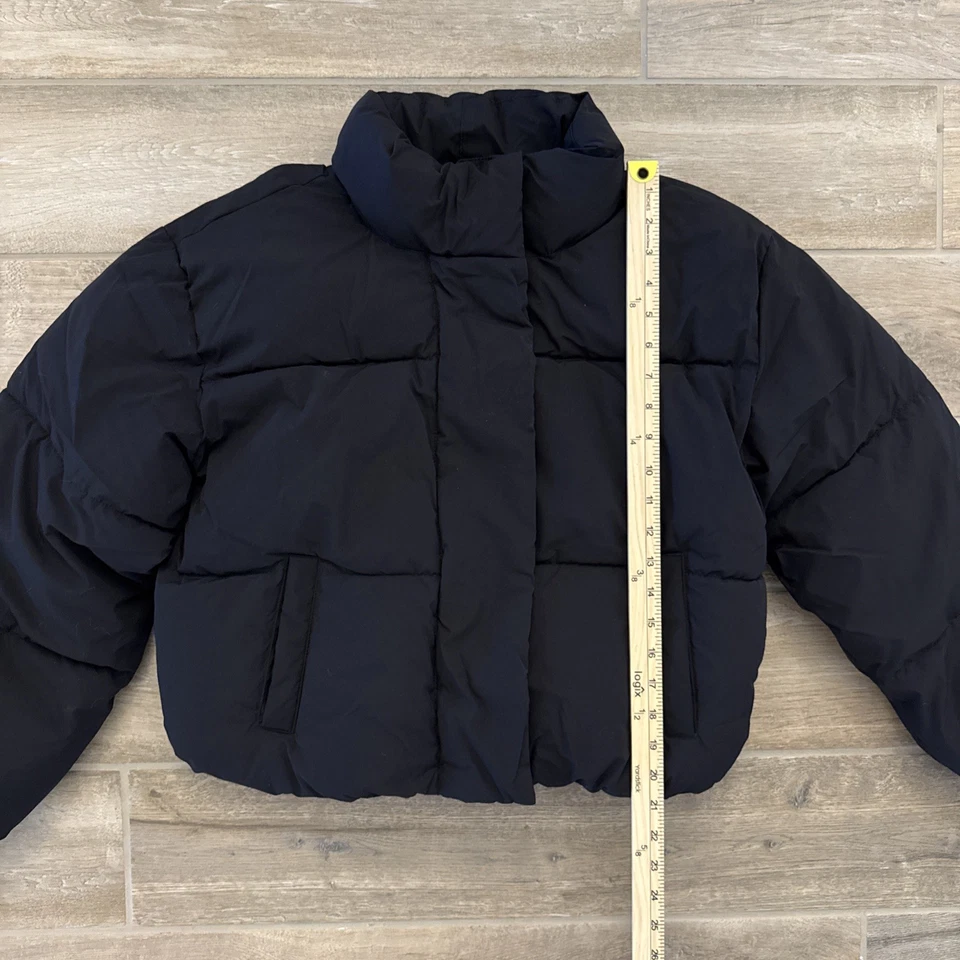 Chaqueta acolchada recortada con cremallera completa para mujer Amazon Essentials talla mediana negra Foto 3 de 4