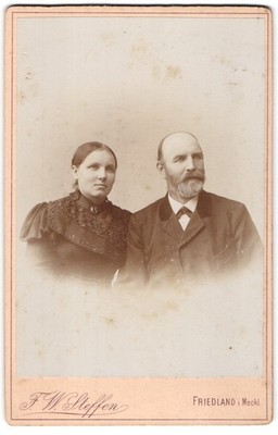Fotografie F. W. Steffen, Friedland i. Meckl., Bürgerliches Paar in festlicher  
