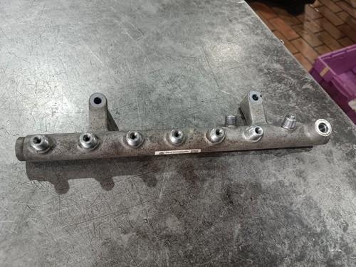 Orig. Audi Q7 4L 6.0 TDI V12 Verteilerrohr Kraftstoffverteiler Rechts 05A130090A