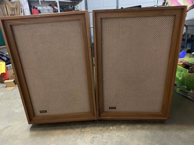 pro studio wood grain speakers