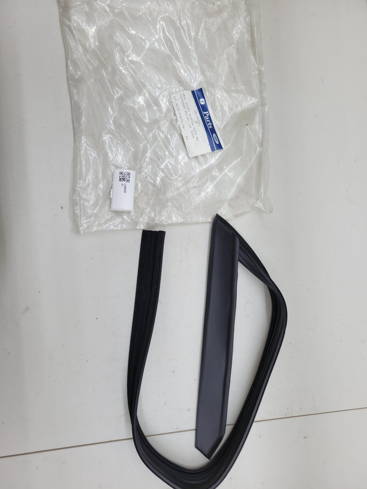 Rolls Royce & Bentley Front Right Seal Window Door UE8420
