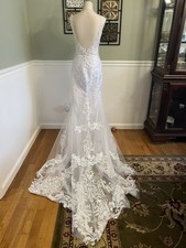 Elegant White Wedding Dress Stunning lace mermaid Style W/train Sz 6 Never Worn