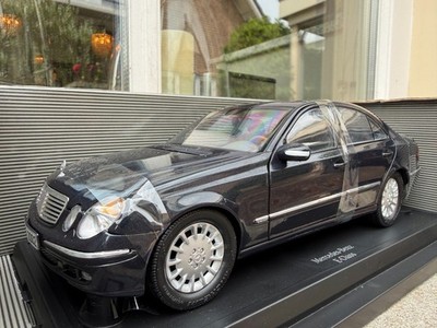 1:18 Mercedes-Benz W211 E-Klasse Sedan Black 2002 Kyosho B6 696 2147