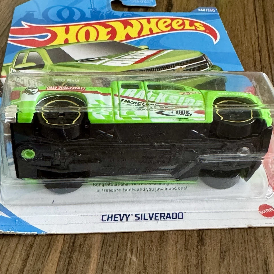 🔥 Hot Wheels Treasure Hunt Chevy Silverado Verde - 25 Aniversario TH Foto 3 de 4