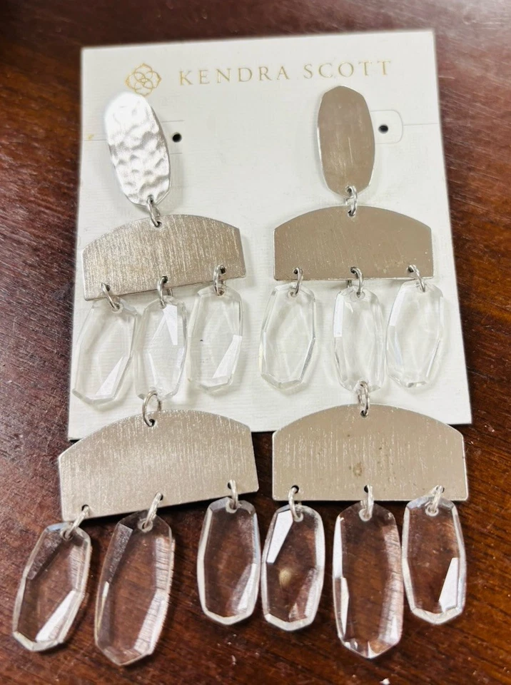 Pendientes Kendra Scott Emmet en vidrio transparente rodio Foto 2 de 3