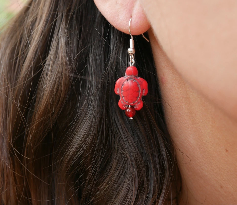 Boucles d'oreilles tortue en Howlite Rouge + perle en Cornaline - Photo 1/2