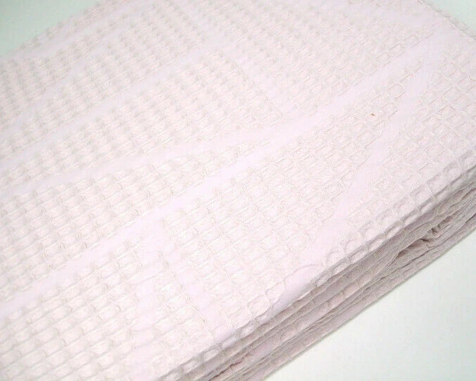 Cortina de Ducha West Elm Orgánica Tono Grisáceo Rubor Rosa Triángulo Patrón Gofre Foto 3 de 4