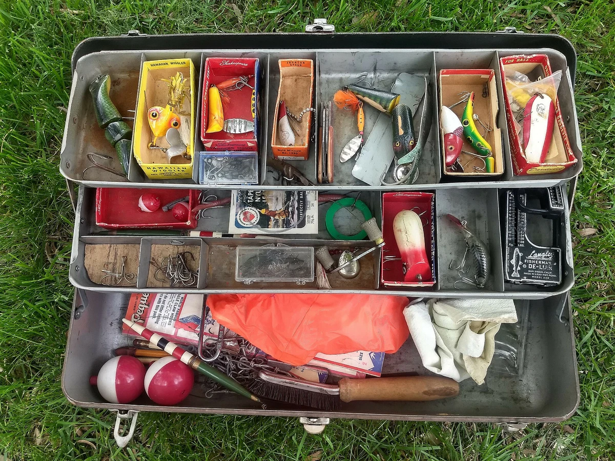 VINTAGE METAL FISHING TACKLE BOX LURES in BOX