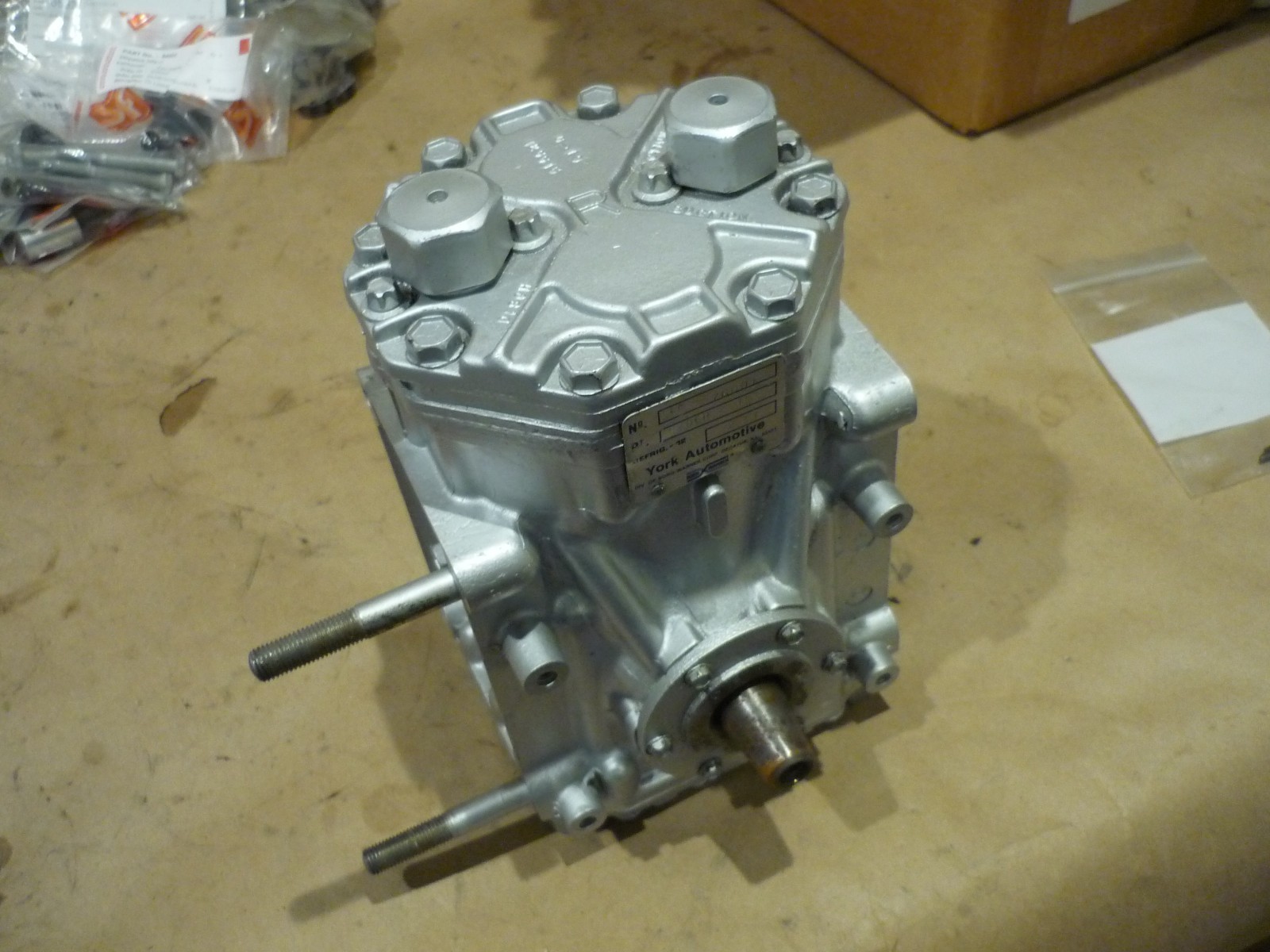 Ferrari 308,330,365,400 - AC Compressor Threaded Type (Remanufactured P/N 111222
