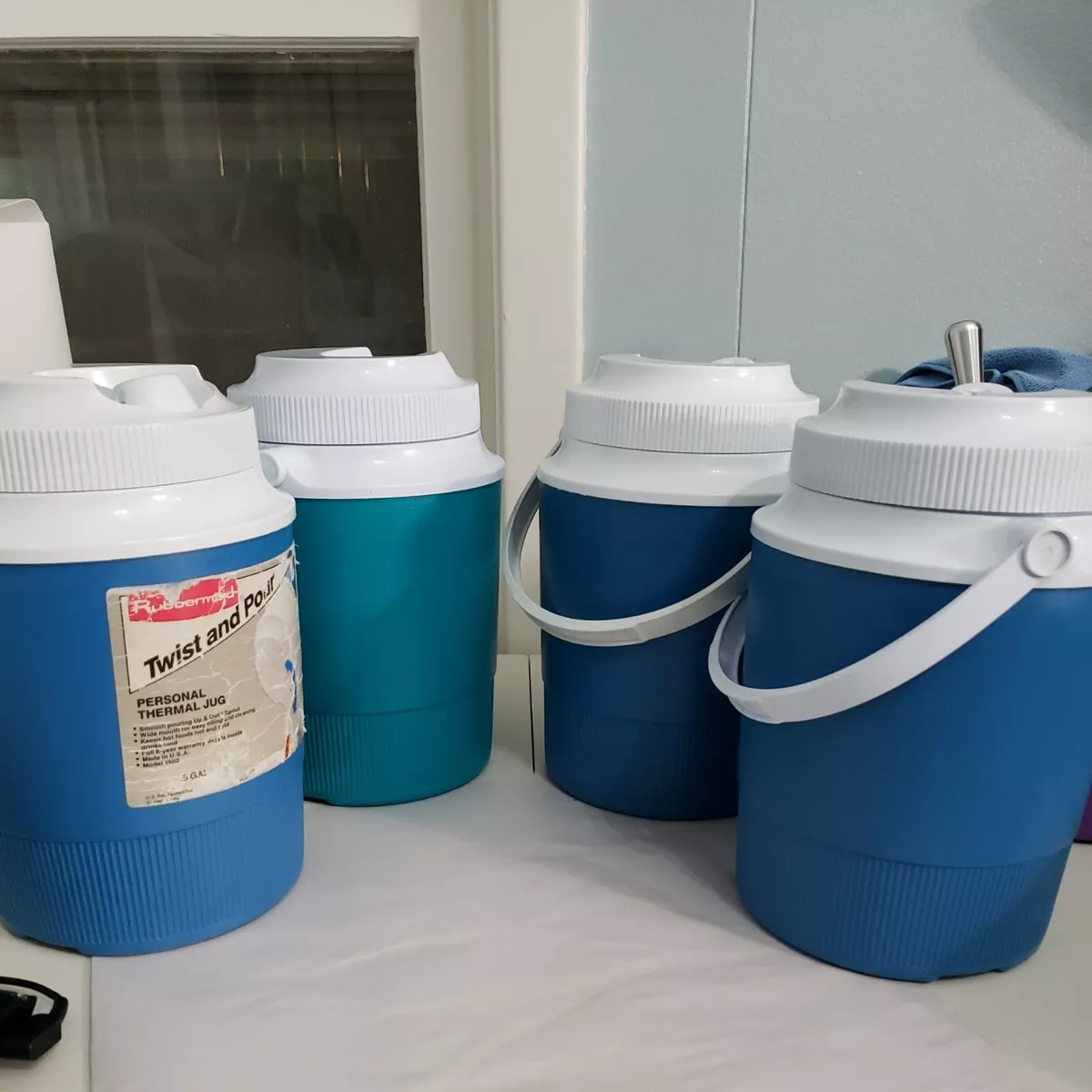 5 gallon rubbermaid best sale cooler