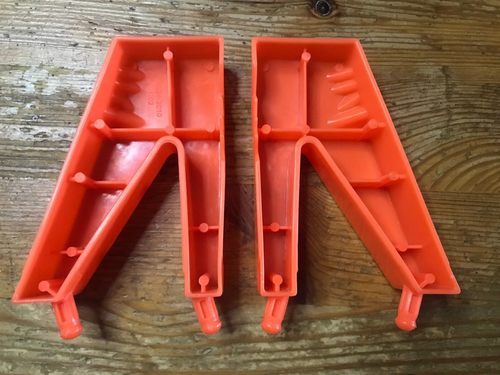 Piranha Panic Game Replacement Tray Legs Set of 2 Orange Board Leg 2005 Mattel - Picture 2 of 3