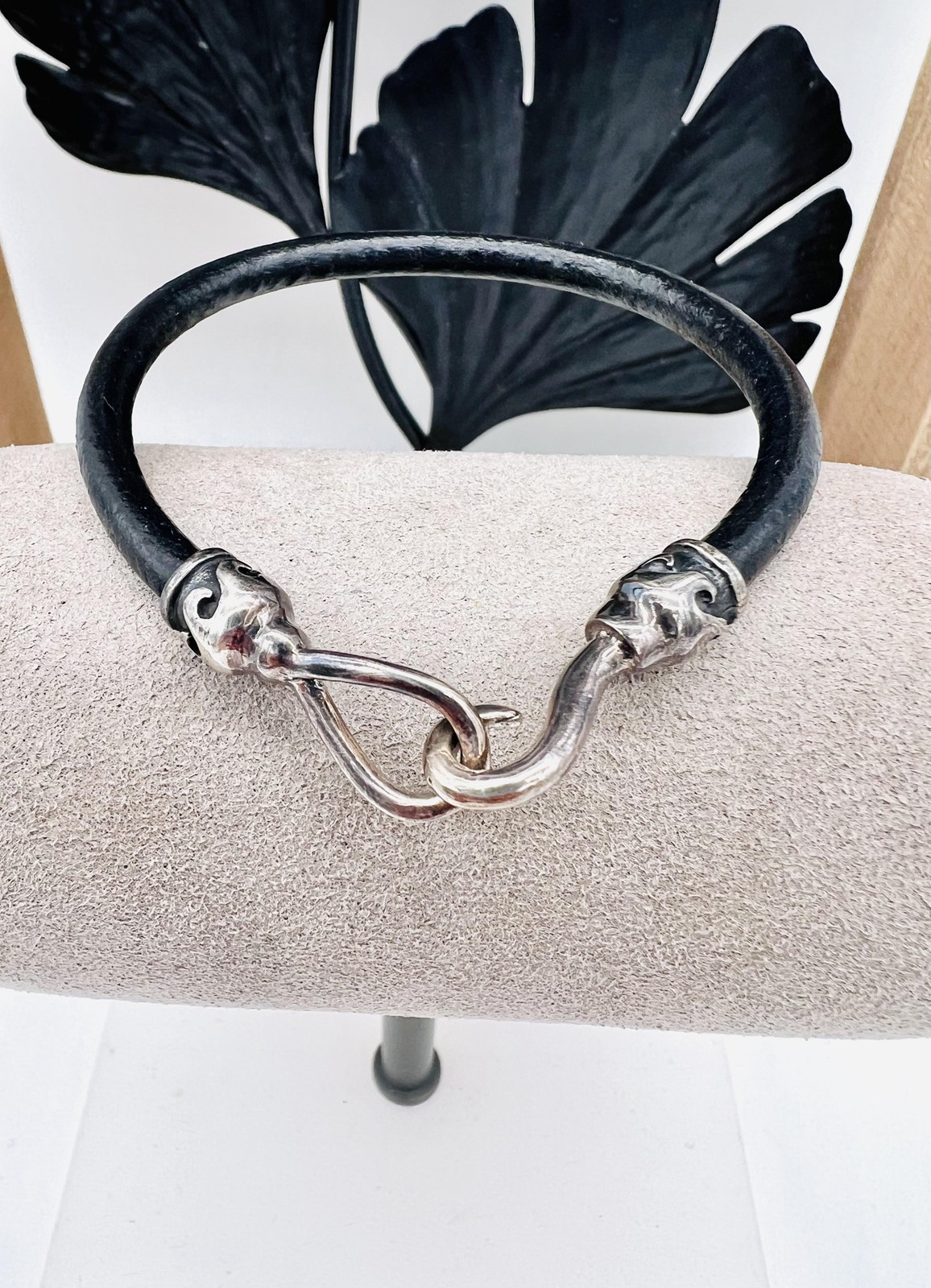 Bracelet cuir lisse fermoir cloché en argent à porter au quotidien pour un style chic