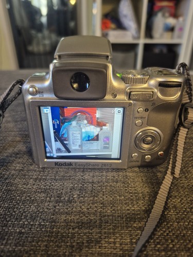 Kodak EasyShare Z612 6.1MP Digital Camera Silver w/Case & 2 Battery + Charger - Picture 2 of 17
