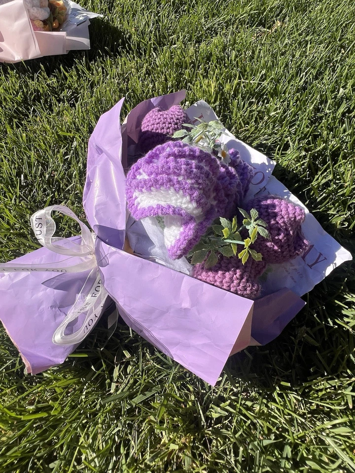 Juego de regalo púrpura ramo de flores de ganchillo hecho a mano con luz y bolsa Foto 3 de 4