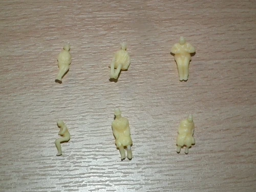 Model Train Unpainted Seated People Figures x 20 Assorted  HO-OO Scale